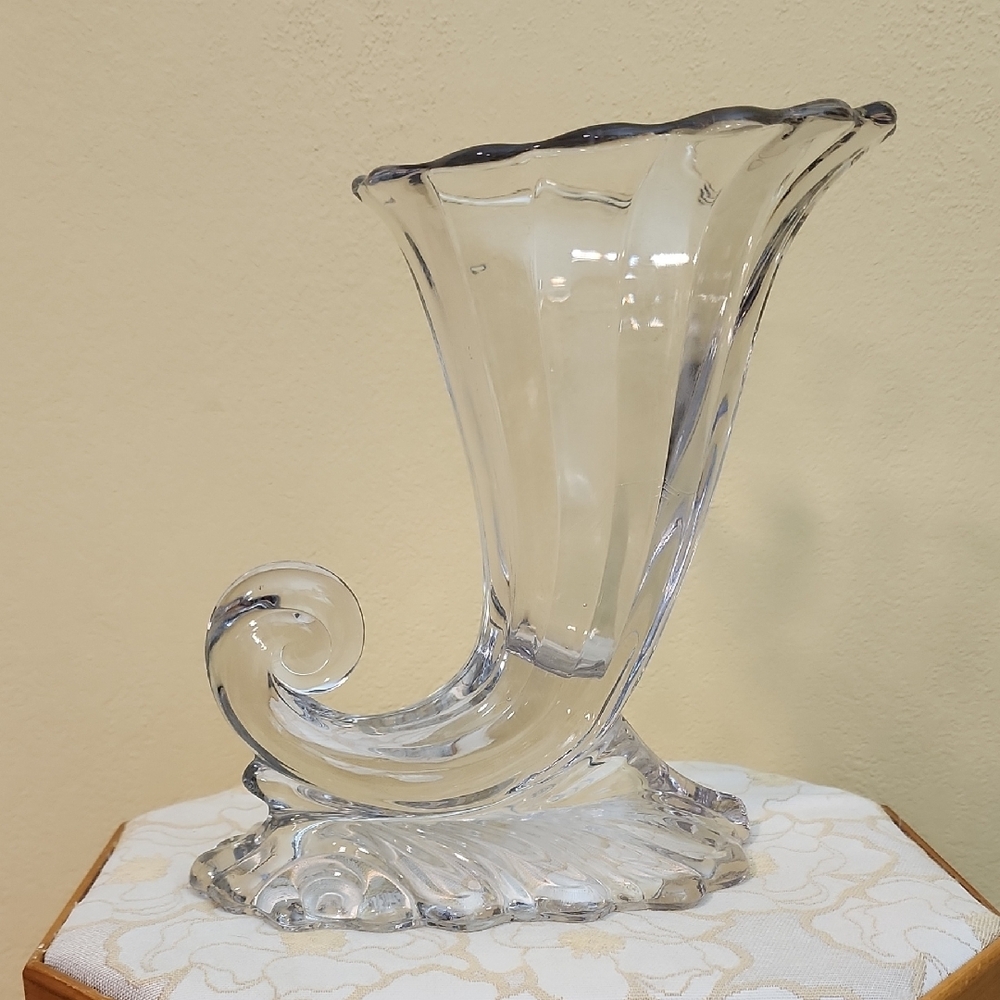 Elegant Vintage Clear Glass Cornucopia Vase - Picture 1 of 6